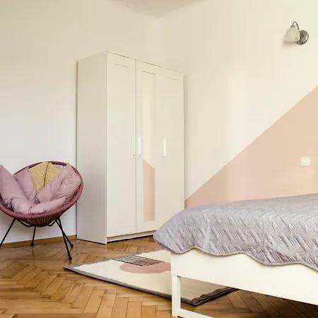 New Life Next To Metro Station شقة